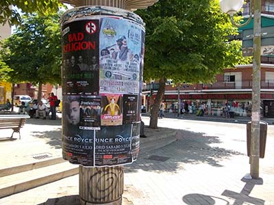 Otra columna de un barrio de Madrid con carteles de Pegado Carteles Madrid